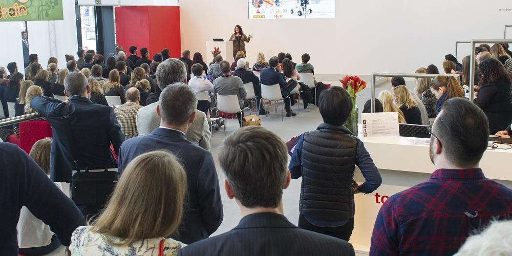 Vortrag "Globale Spielzeugtrends und Technologien von morgen" von Reyne Rice im Toy Business Forum.