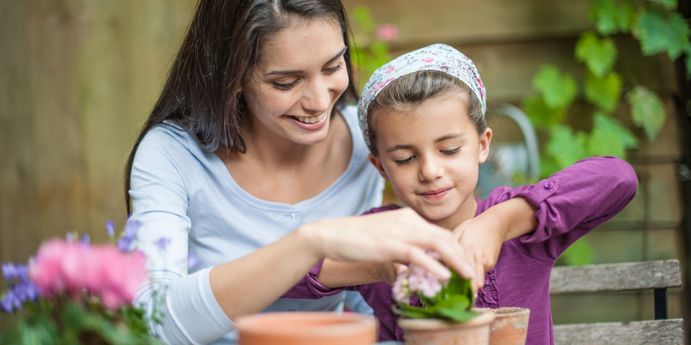 outdoor-family-activities-trampoline-garden